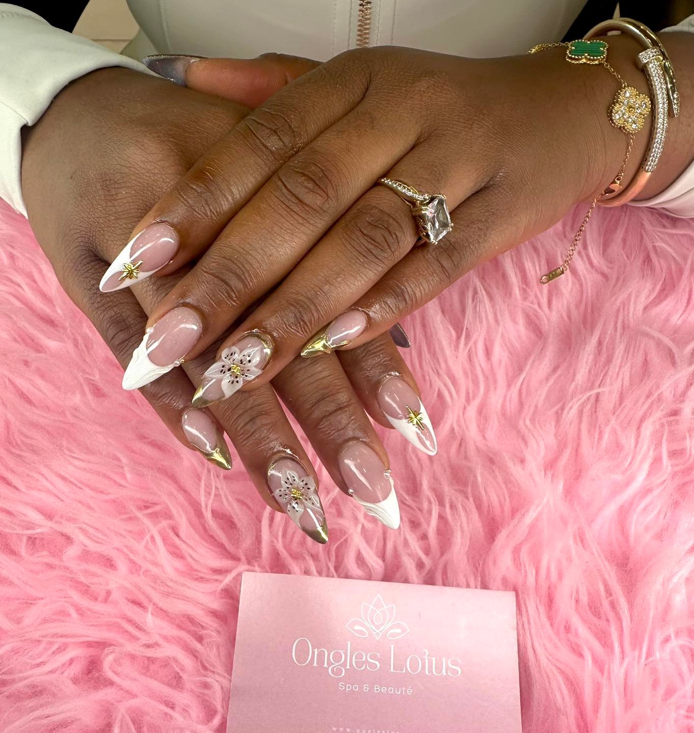 Manucure Shellac blanche et dorée chez Ongles Lotus