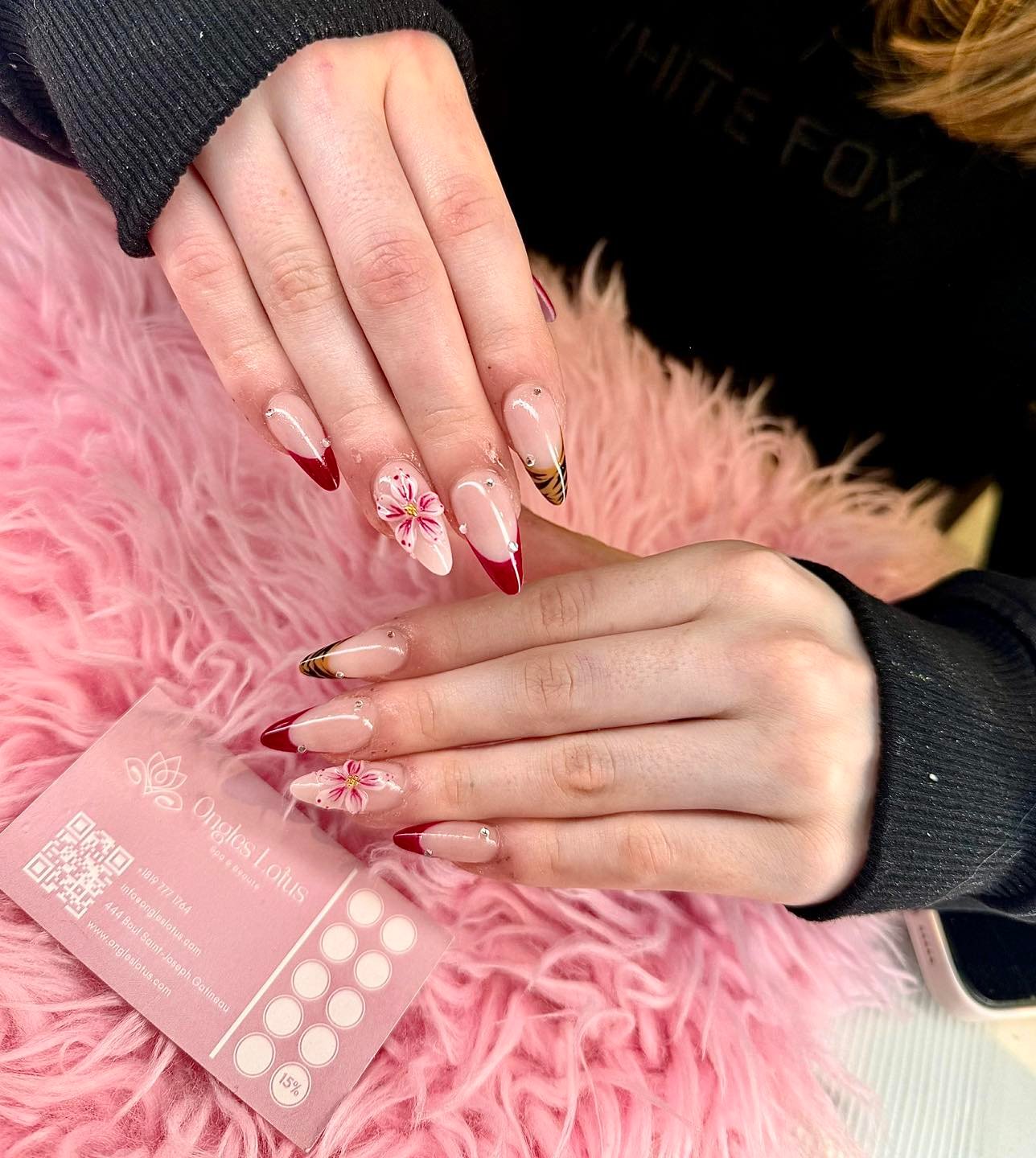 Pose complète Bio Gel avec fleurs peintes chez Ongles Lotus Spa & Beauté